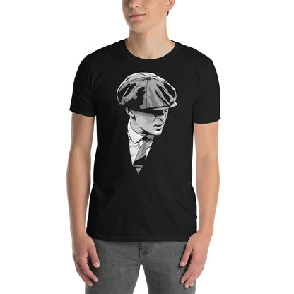 hombre con camiseta peaky blinders tommy shelby en color negro