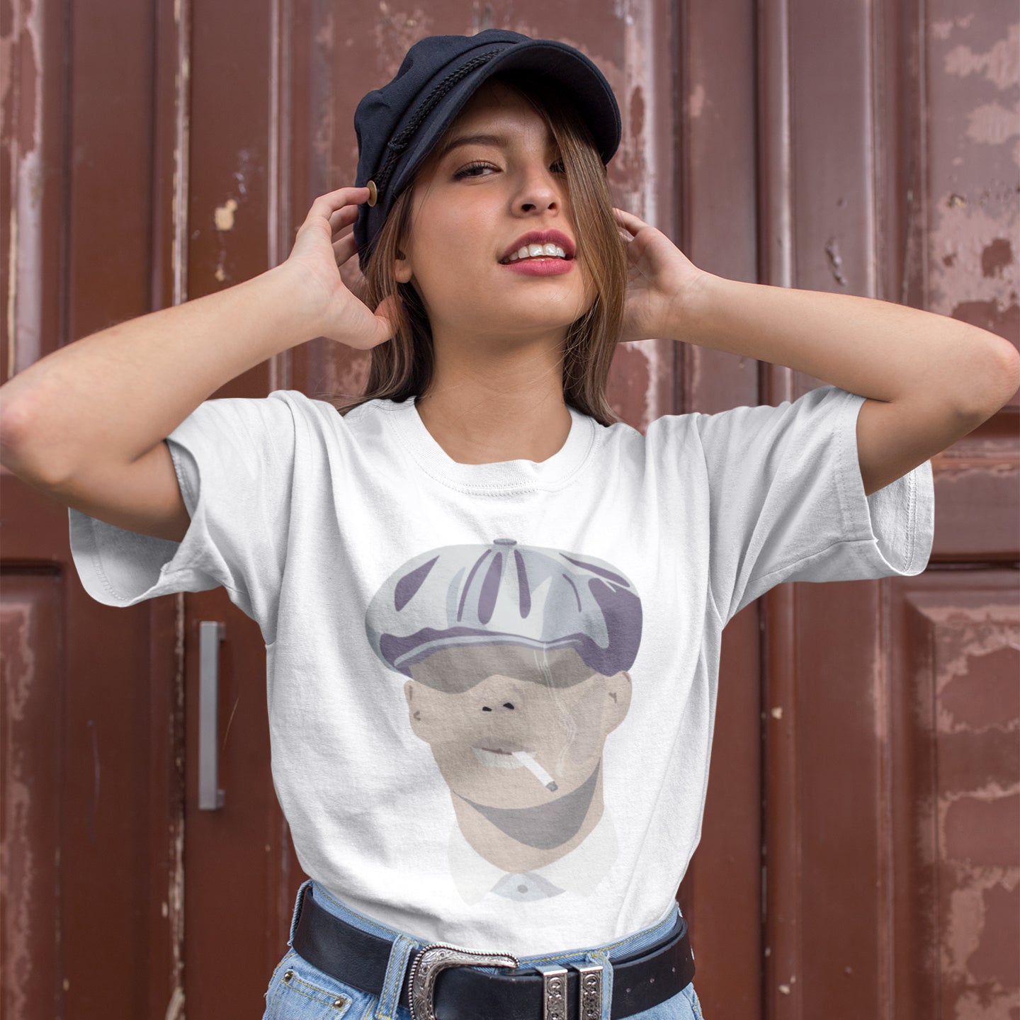 mujer con camiseta peaky blinders tommy shelby con cigarro en color blanco