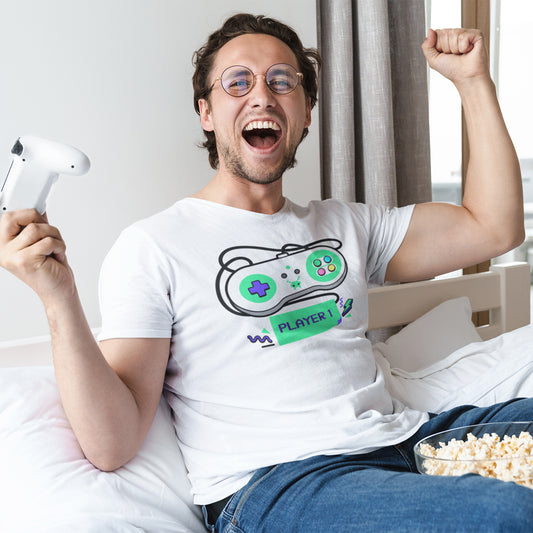 hombre con camiseta player 1 regalo dia del padre madre en color blanco