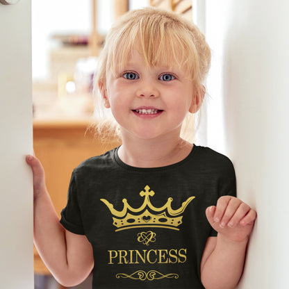 niña con camiseta princesa en color negro