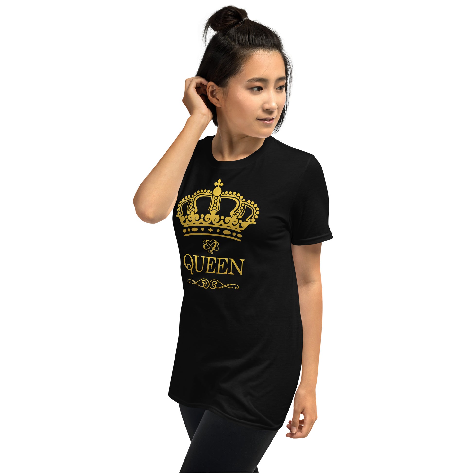 mujer con camiseta queen reina corona regalo dia de la madre en color negro