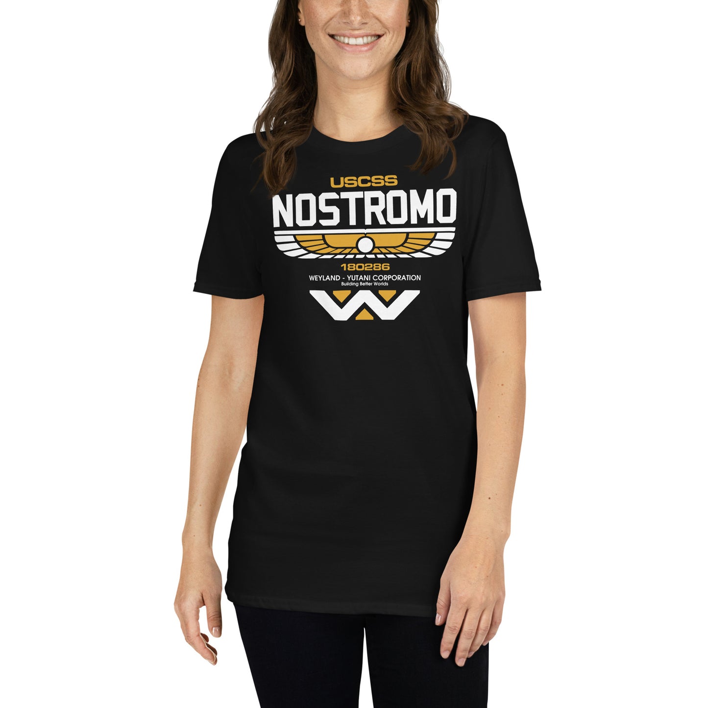 mujer con camiseta de uscss nostromo de alien en color negro