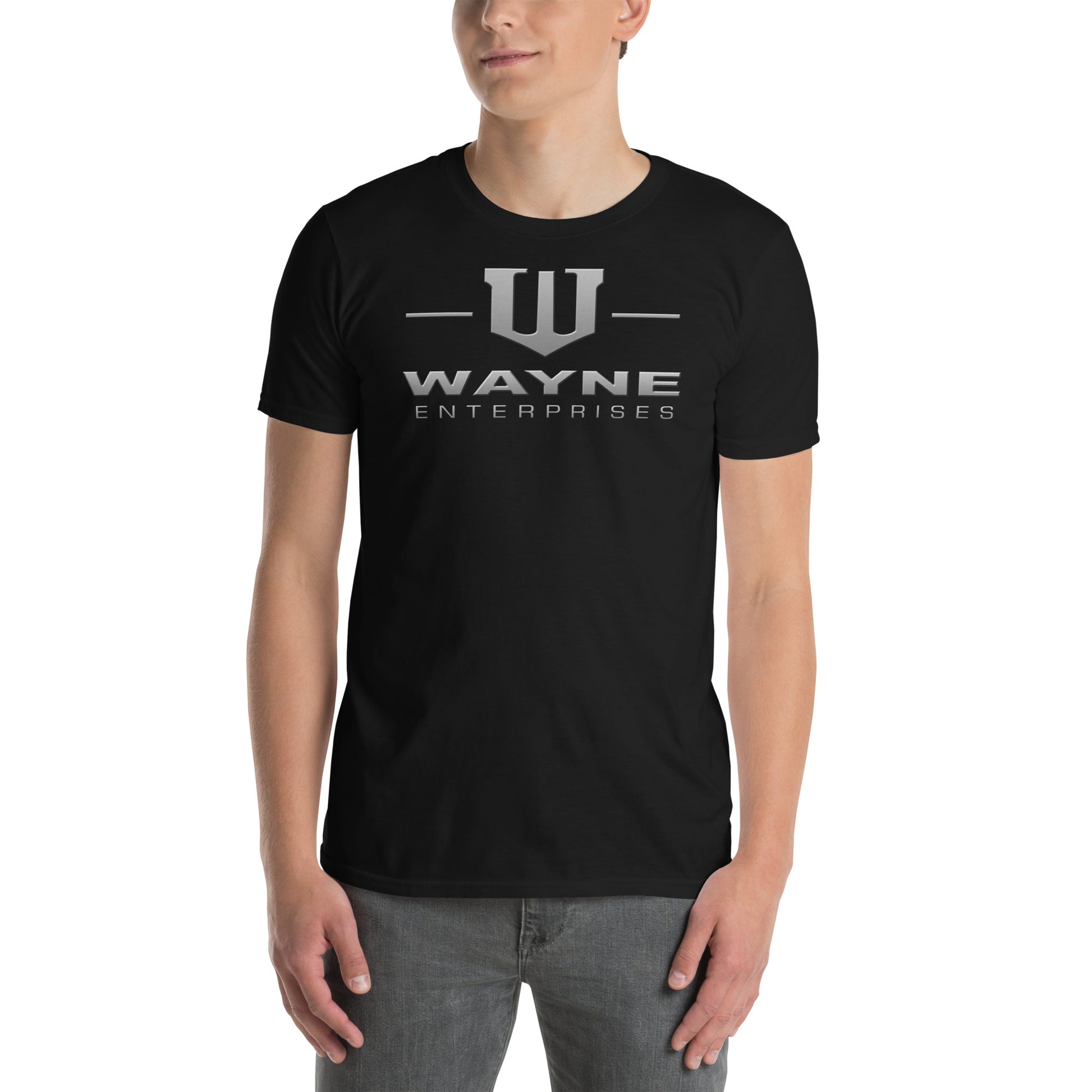 hombre con camiseta wayne enterprises de batman en color negro