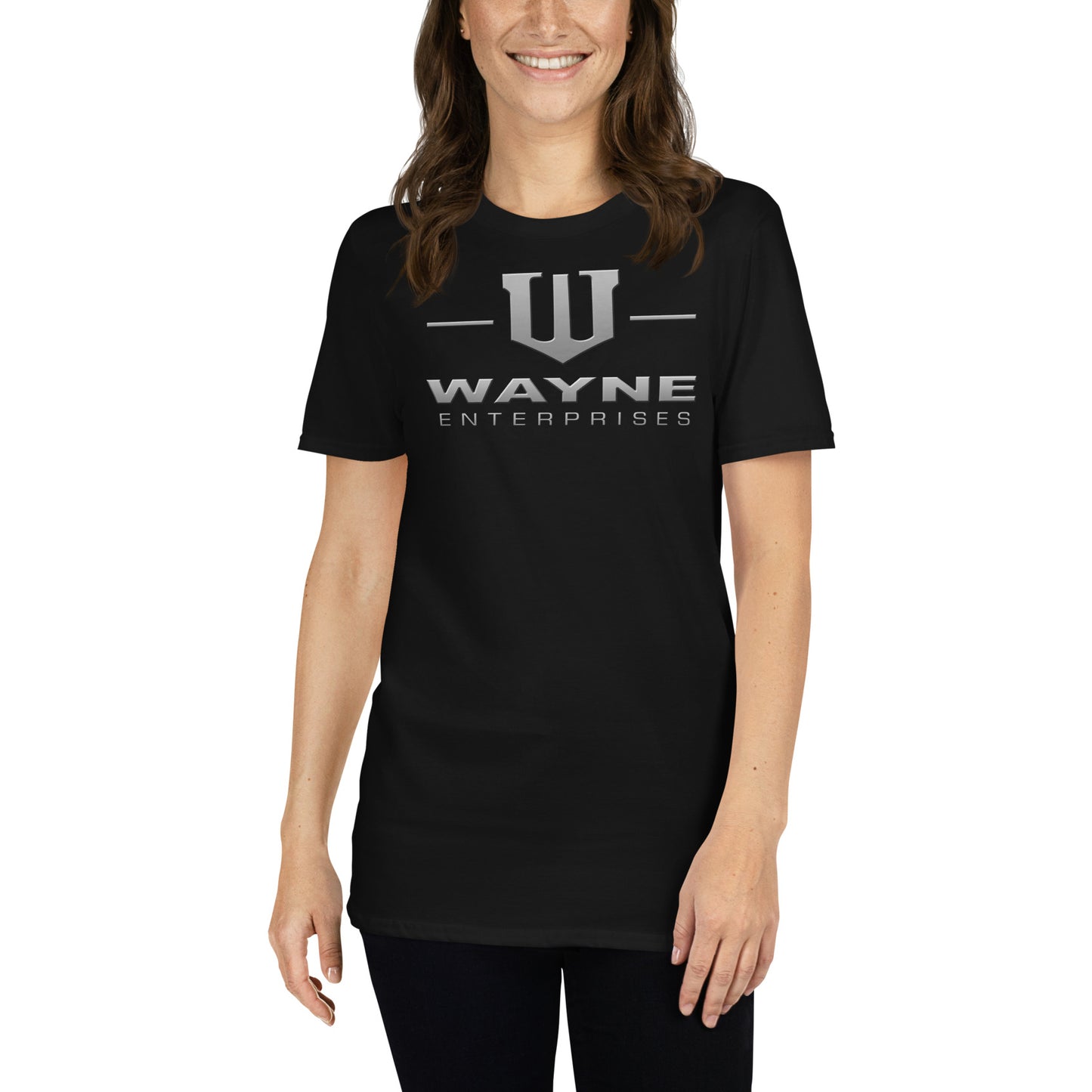 mujer con camiseta wayne enterprises de batman en color negro