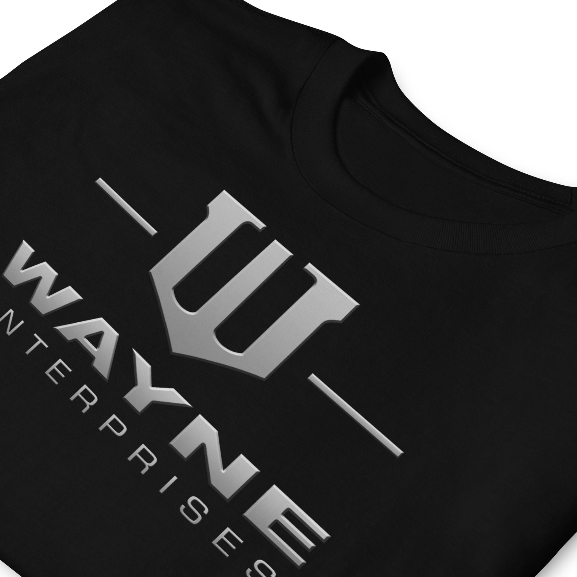 detalle de camiseta wayne enterprises de batman en color negro