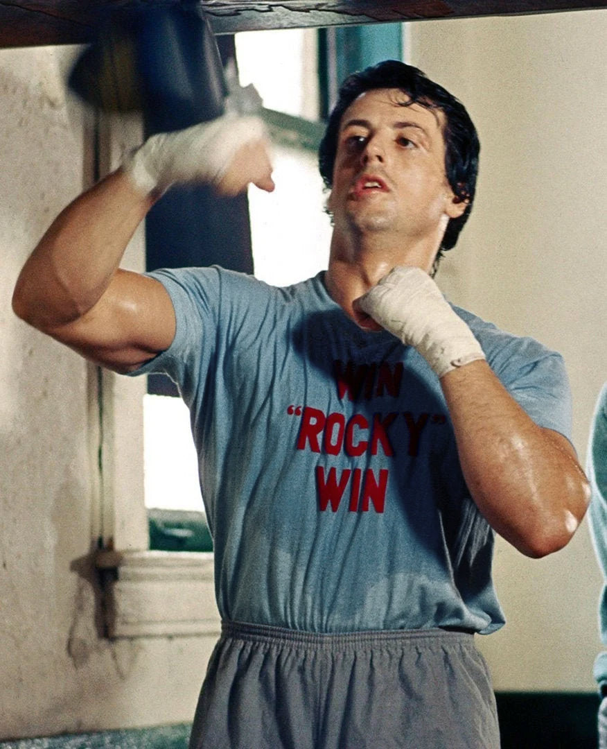 sylvester stallone en rocky 3 entrenando con la camiseta win rocky win