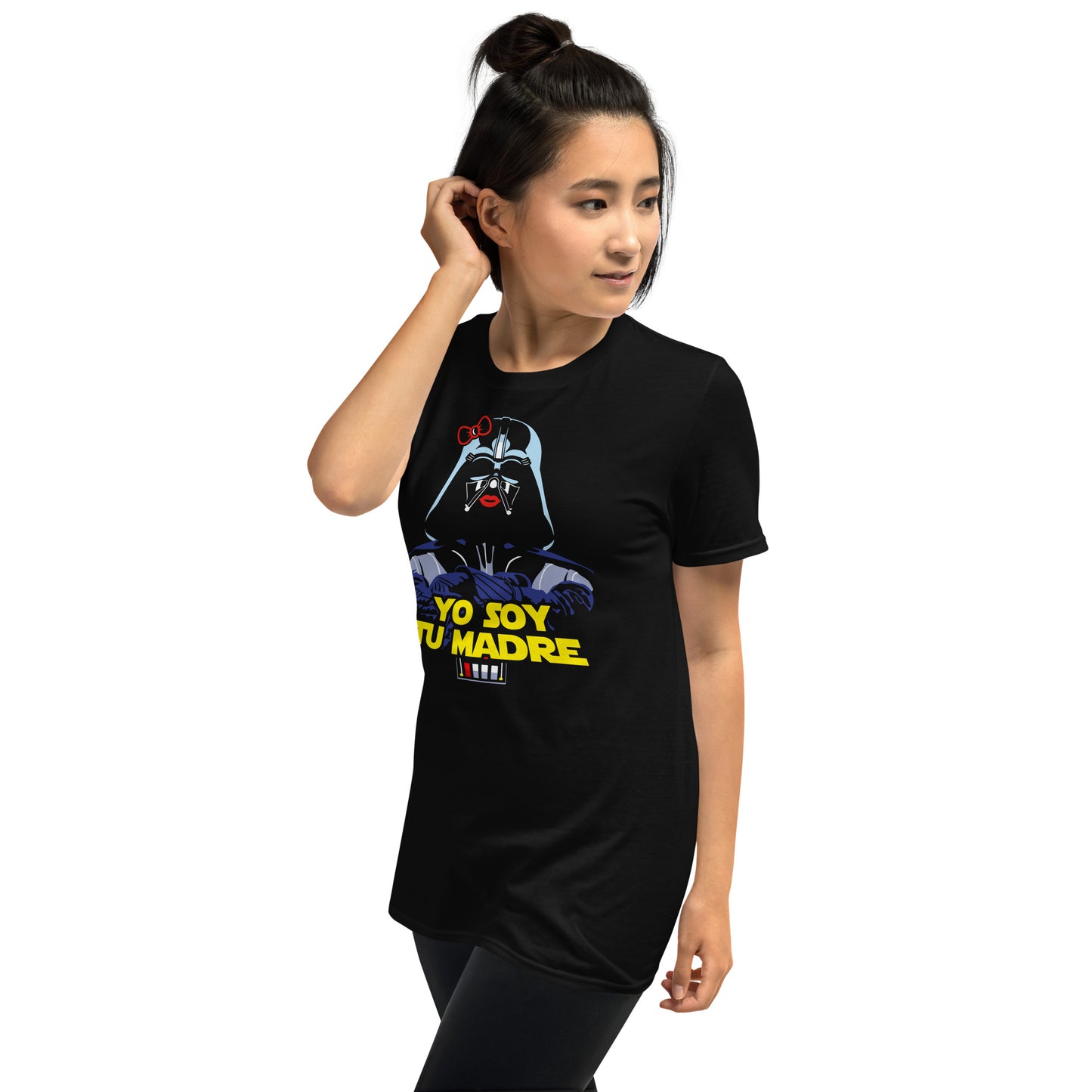 mujer con camiseta yo soy tu madre de darth vader de star wars en color negro