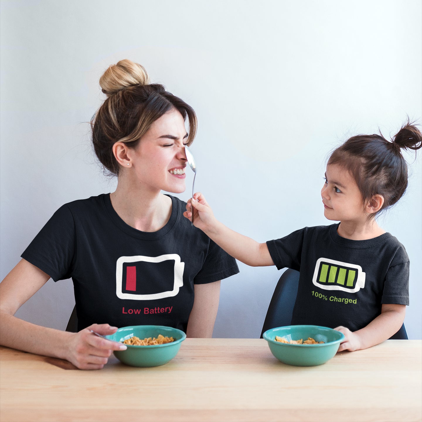 madre e hija con camisetas bateria baja bateria llena regalo dia del padre madre en color negro