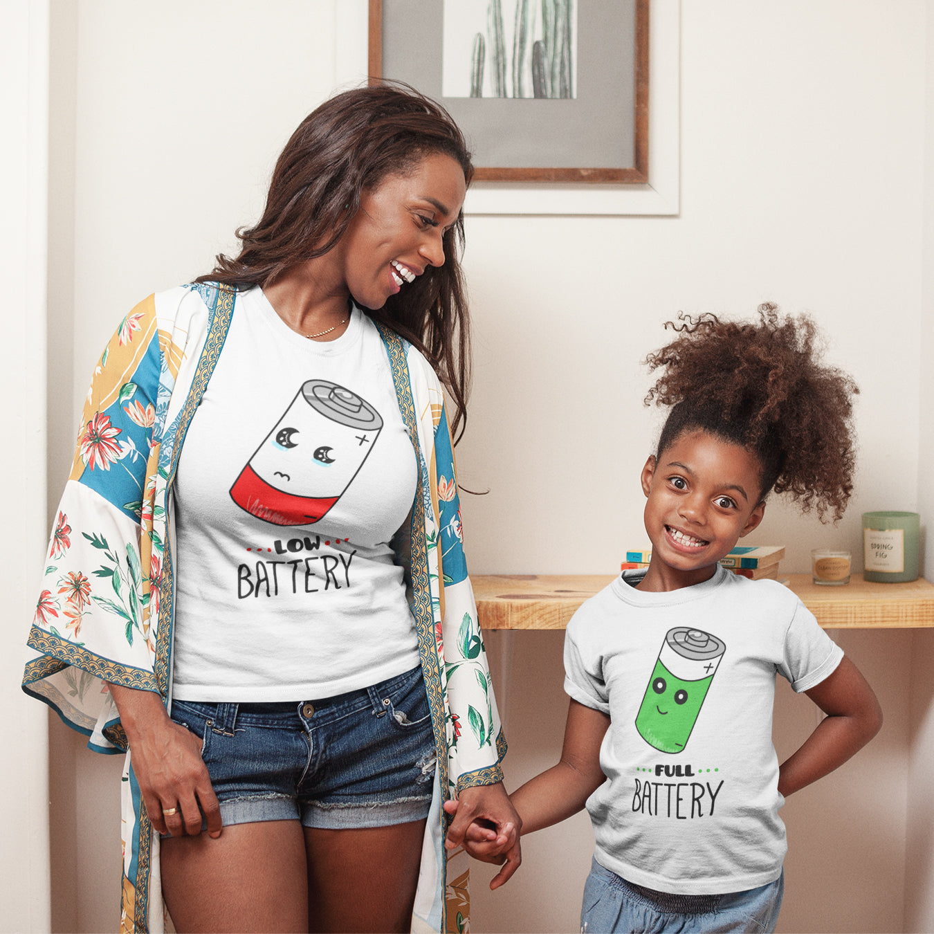 madre e hija con camisetas bateria baja bateria llena regalo dia del padre madre en color blanco