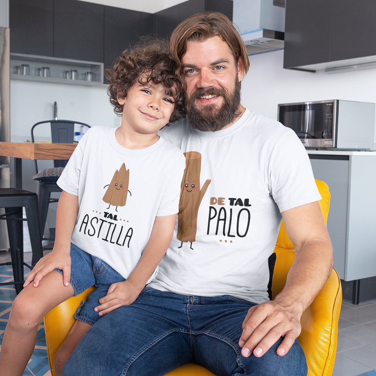 padre e hijo con camisetas de tal palo tal astilla regalo dia del padre madre en color blanco