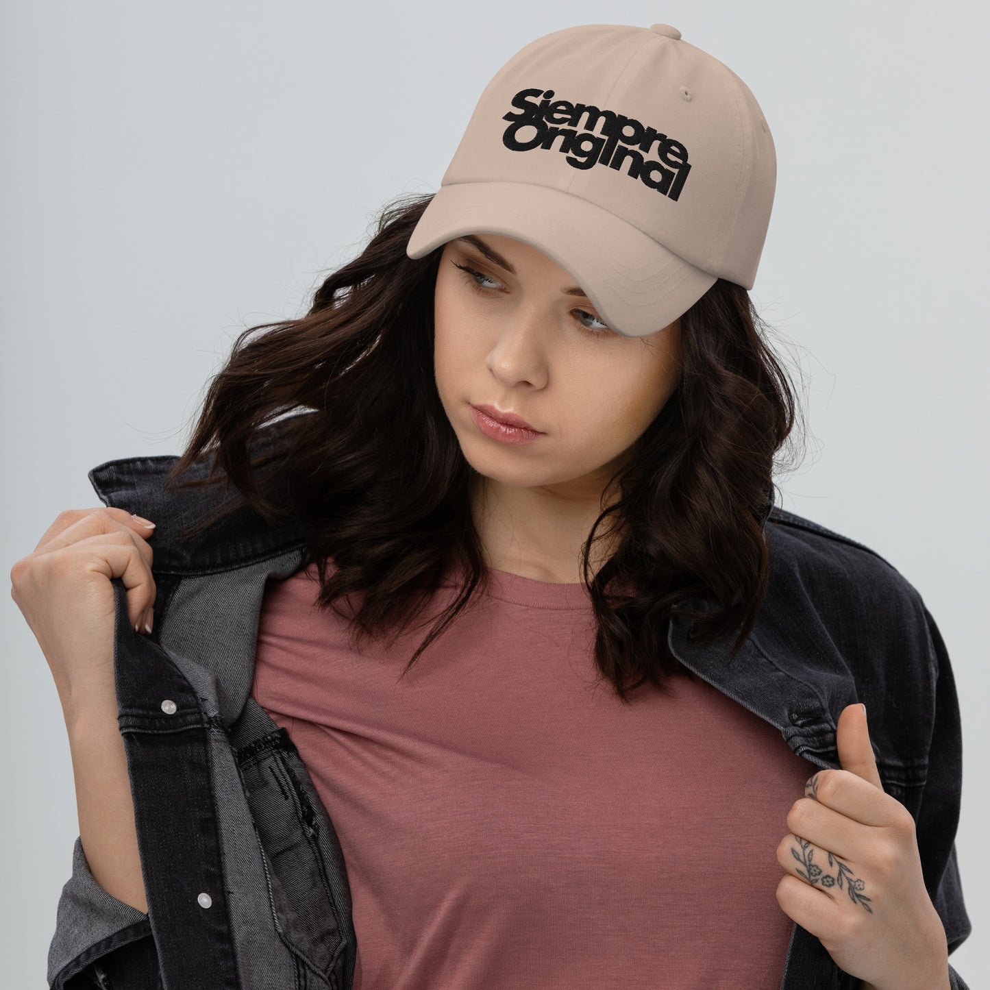 Chica con Gorra de Béisbol con logo Siempre Original bordado. Color Piedra.