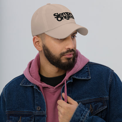 Chico con Gorra de Béisbol con logo Siempre Original bordado. Color Piedra.