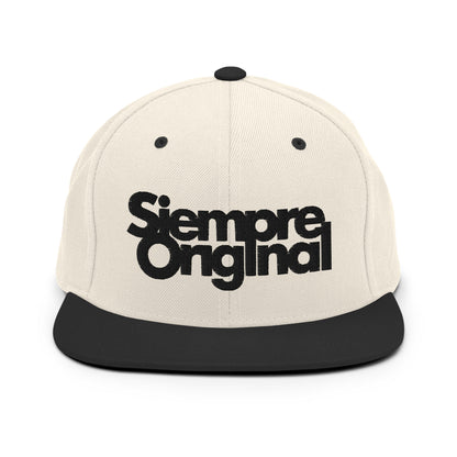 Chico con Gorra Snapback con logo Siempre Original bordado. Color Natural y Negro.