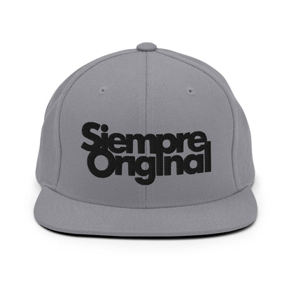 Chico con Gorra Snapback con logo Siempre Original bordado. Color Plata.