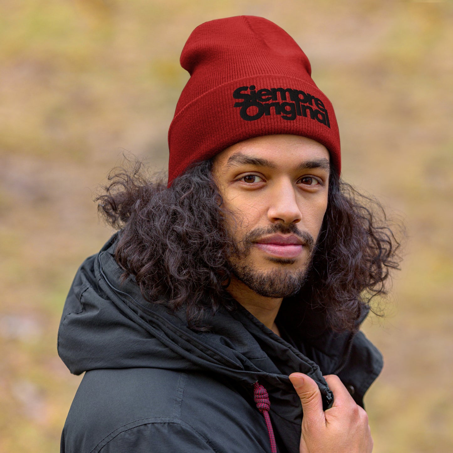 Chico con Gorro de Punto con logo Siempre Original bordado. Color Rojo.