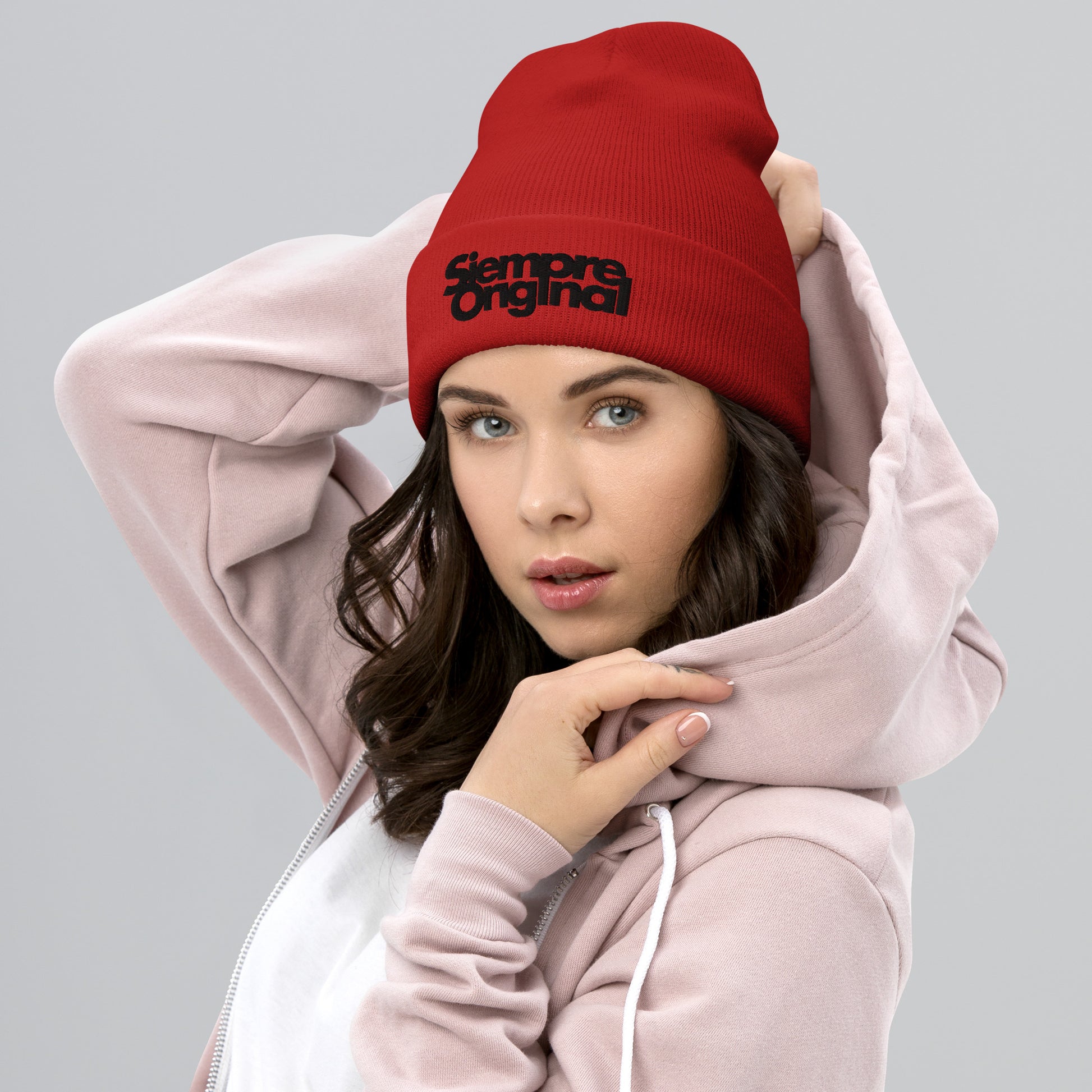 Chica con Gorro de Punto con logo Siempre Original bordado. Color Rojo.