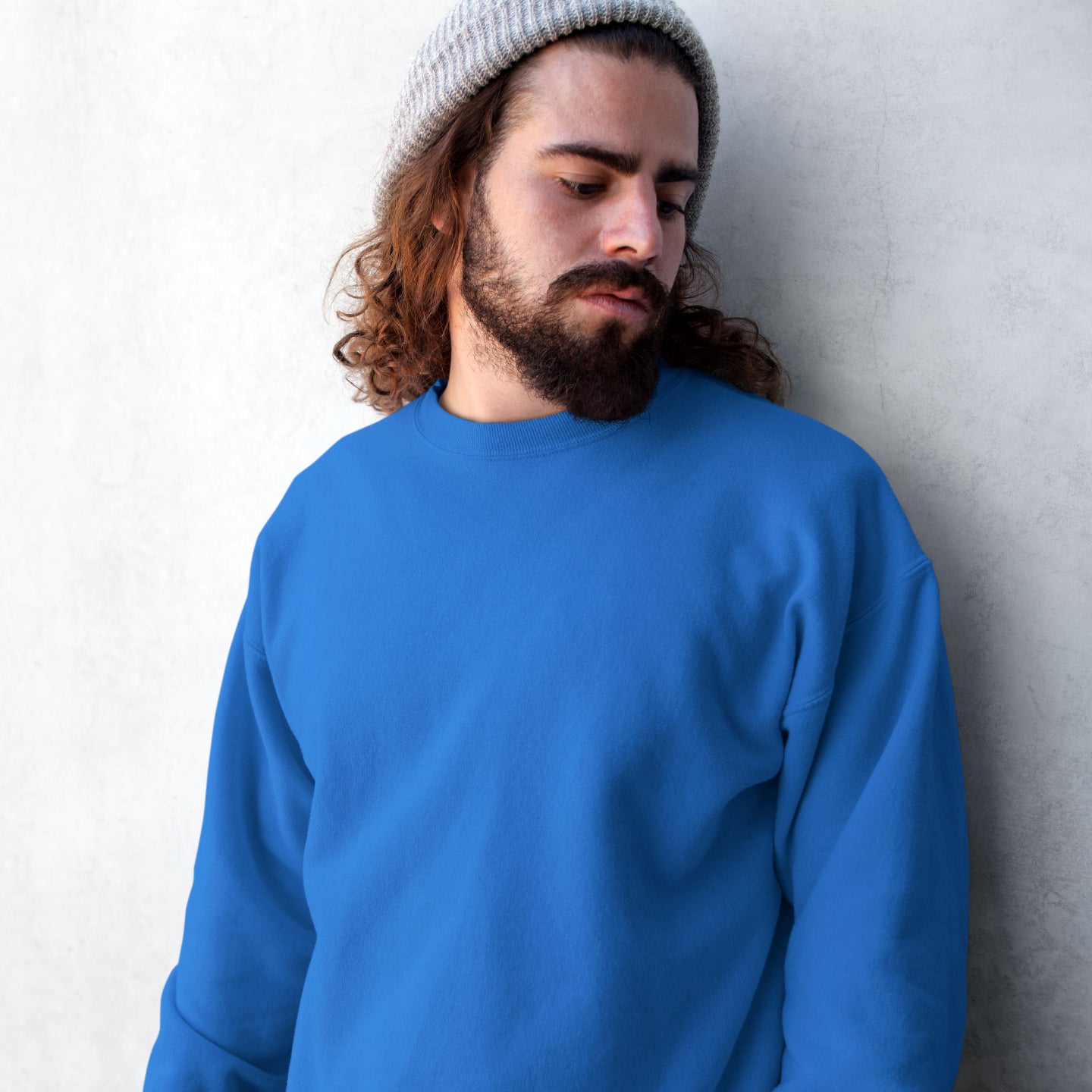 hombre con sudadera basica en color azul