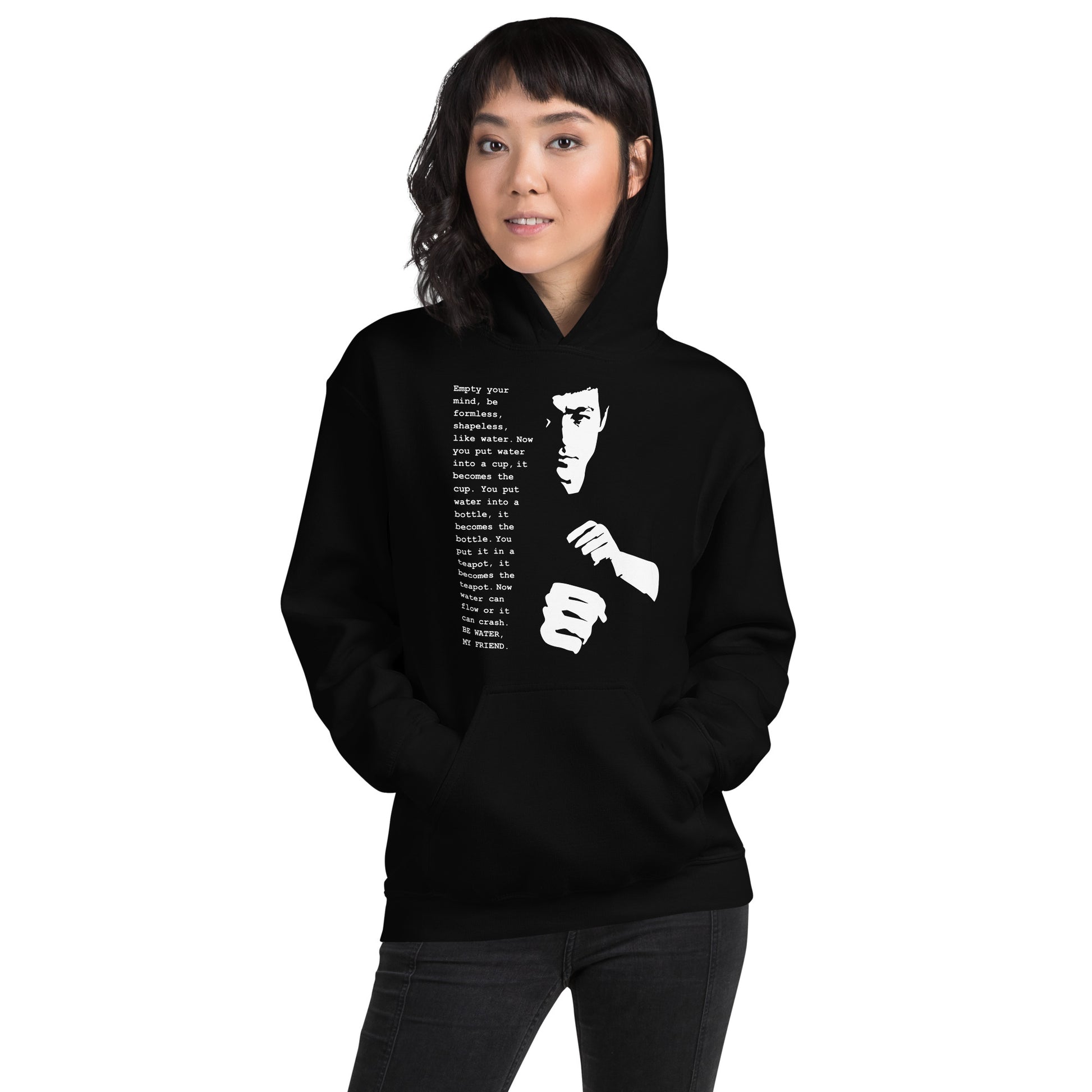 mujer con sudadera con capucha be water my friend de bruce lee en color negro