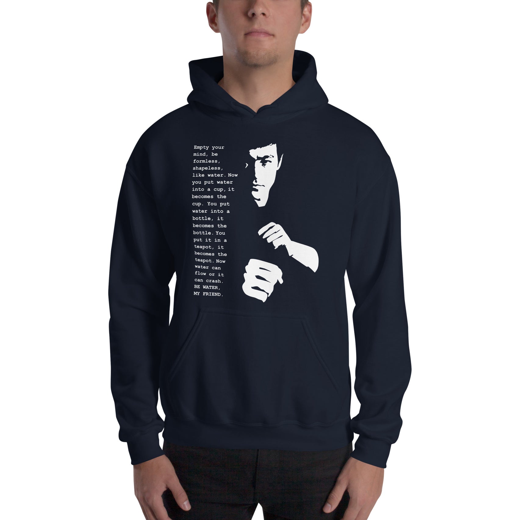 hombre con sudadera con capucha be water my friend de bruce lee en color azul marino