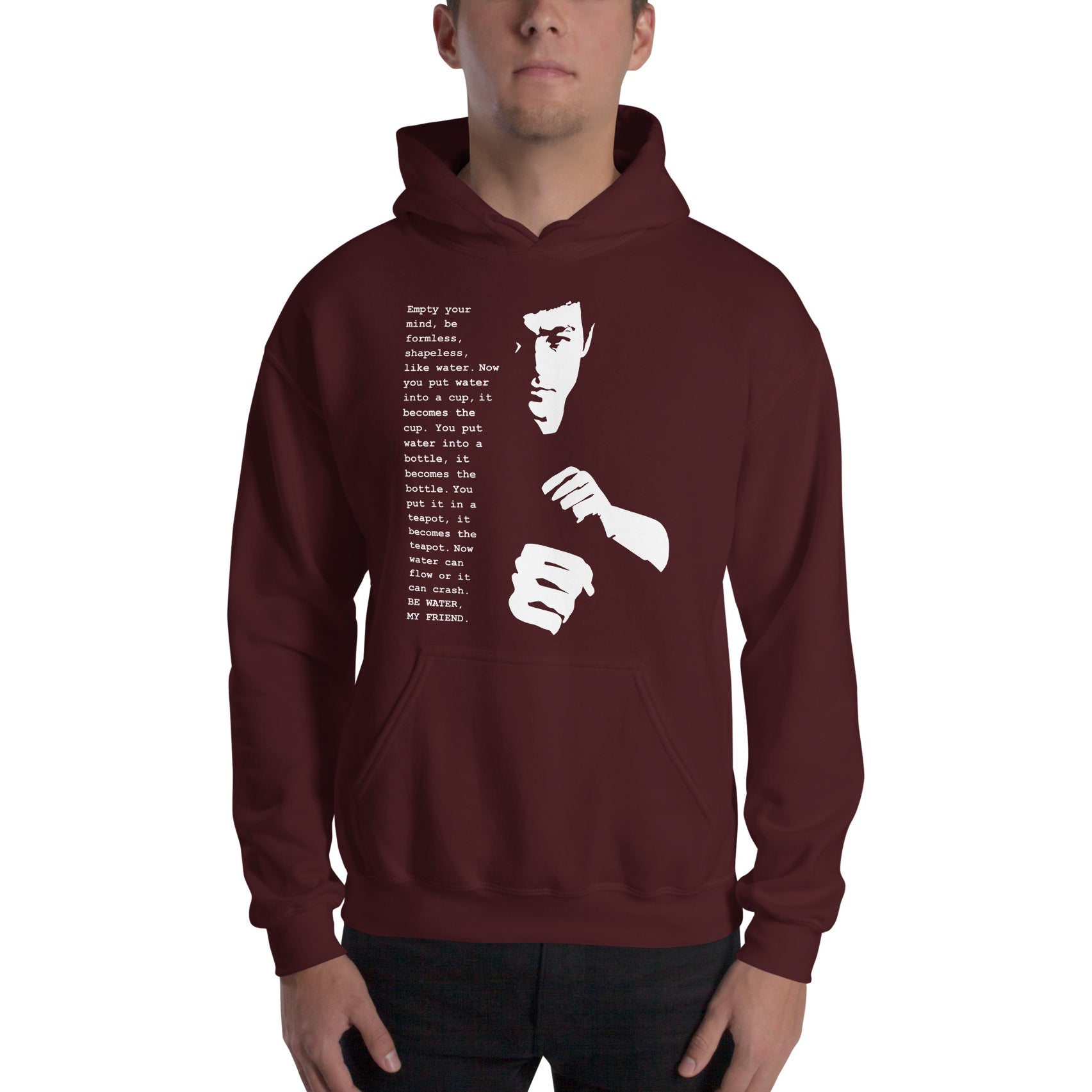 hombre con sudadera con capucha be water my friend de bruce lee en color granate