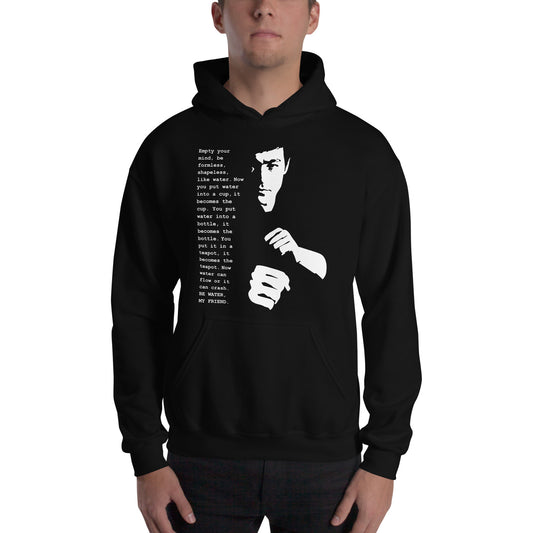 hombre con sudadera con capucha be water my friend de bruce lee en color negro