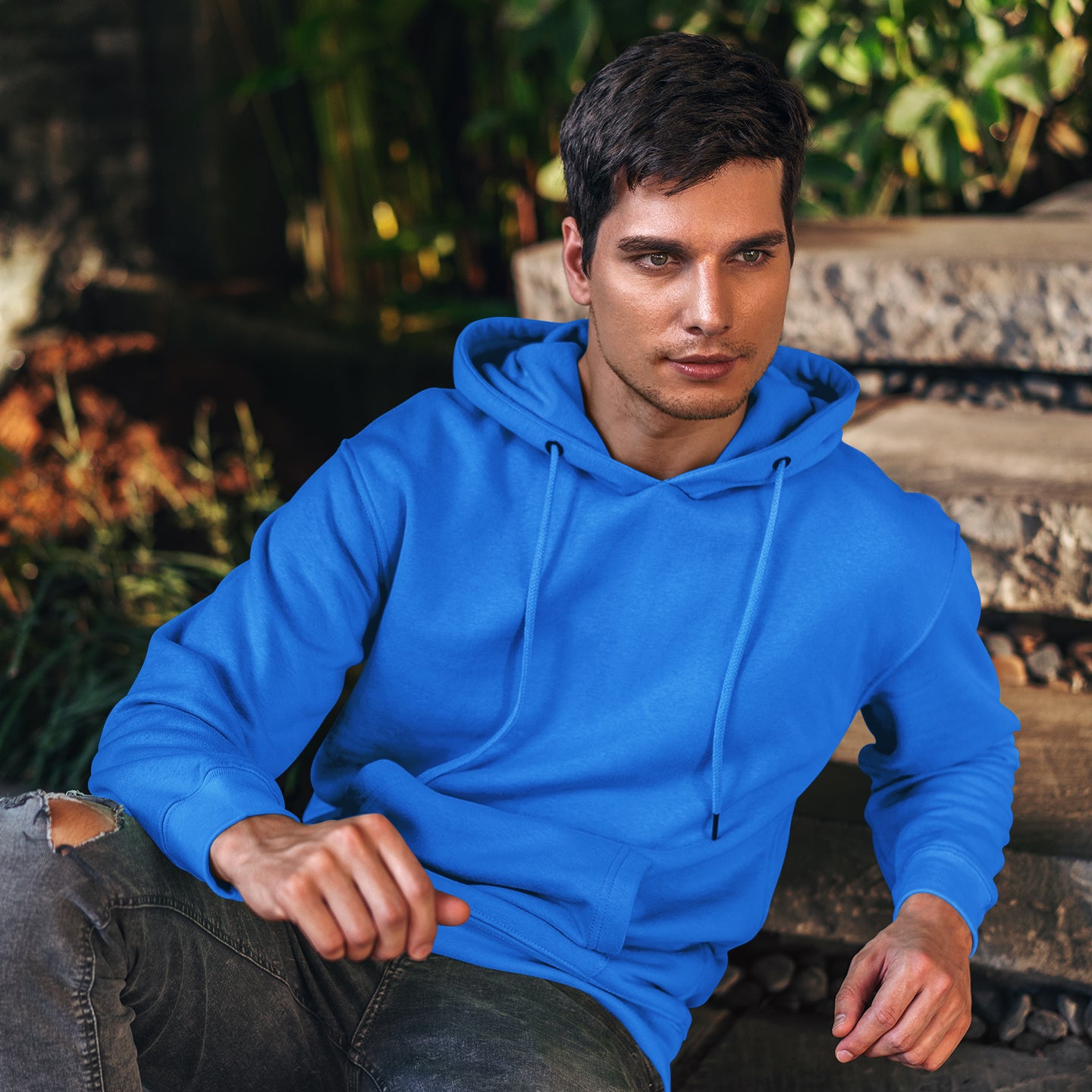 hombre con sudadera con capucha en color azul