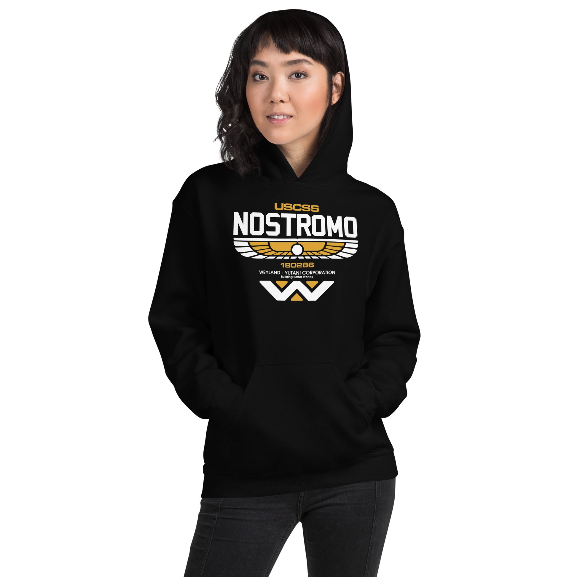 mujer con sudadera con capucha de uscss nostromo de alien en color negro