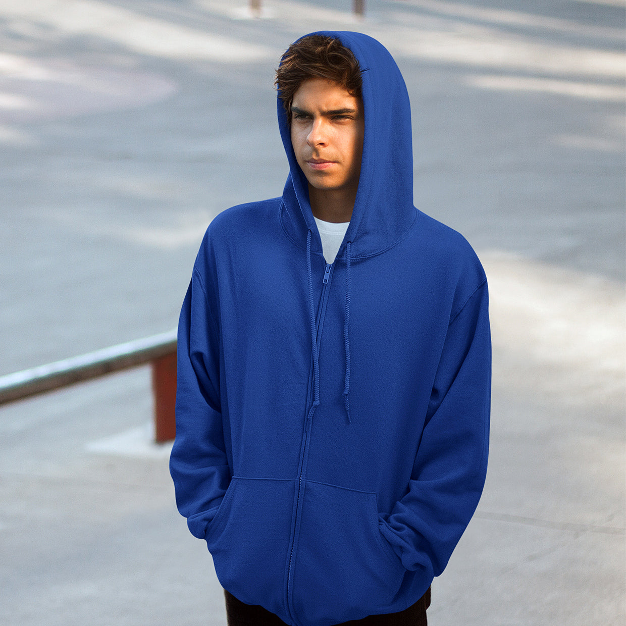 hombre con sudadera con cremallera en color azul royal