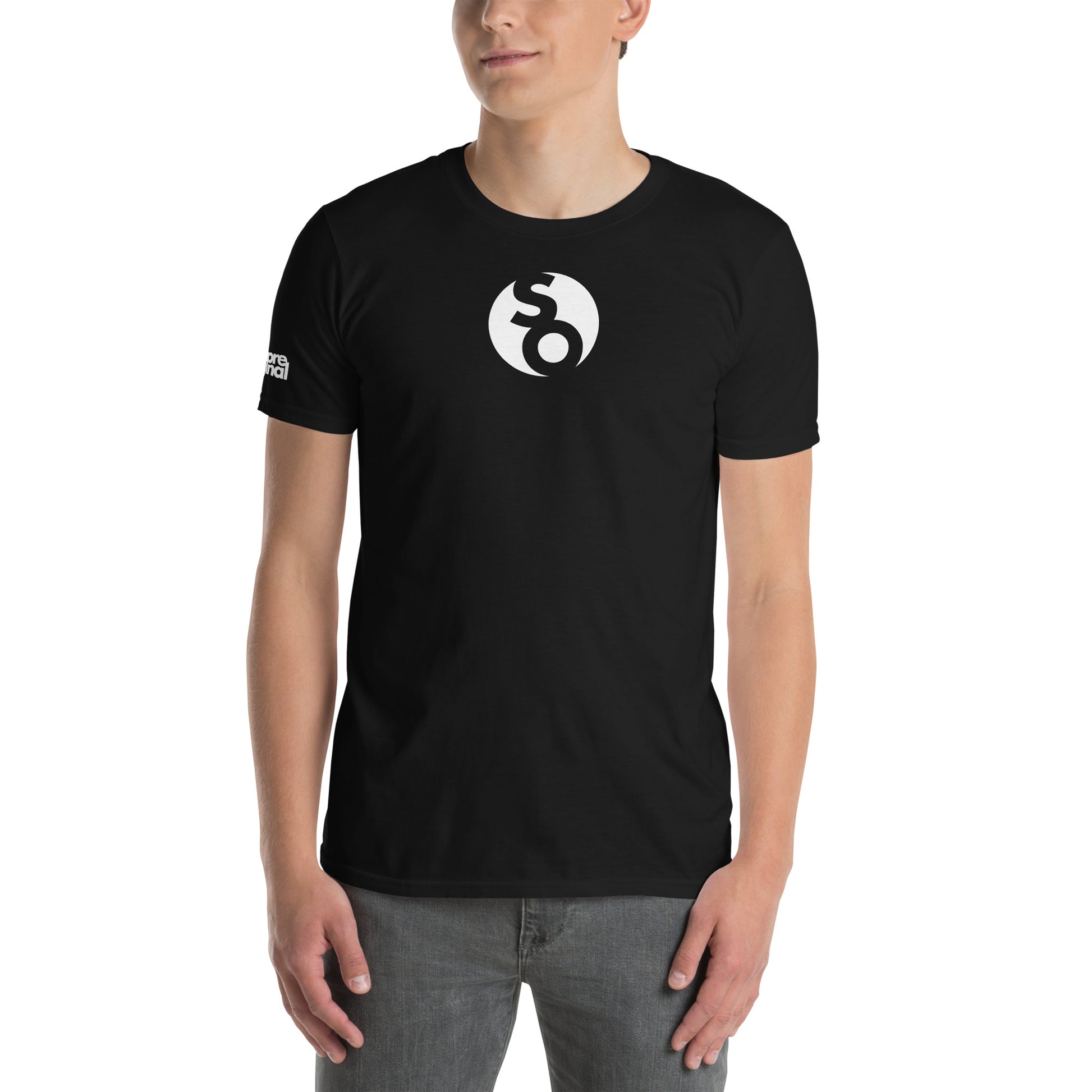 hombre con camiseta con logo so de siempre original en color negro