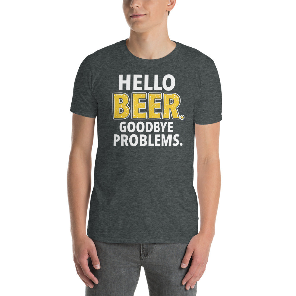 hombre con camiseta hello beer goodbye problems en color gris oscuro