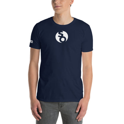 hombre con camiseta con logo so de siempre original en color azul marino