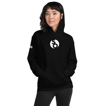 mujer con sudadera con capucha con logo so de siempre original en color negro