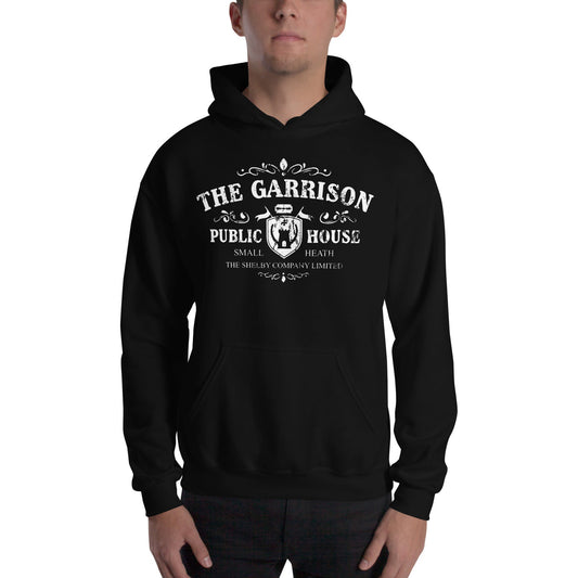 hombre con sudadera con capucha de the garrison pub de peaky blinders en color negro