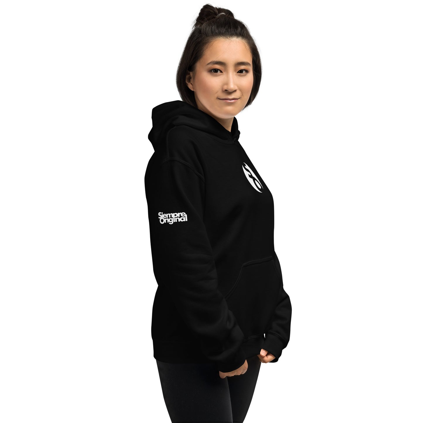 mujer con sudadera con capucha con logo so de siempre original en color negro