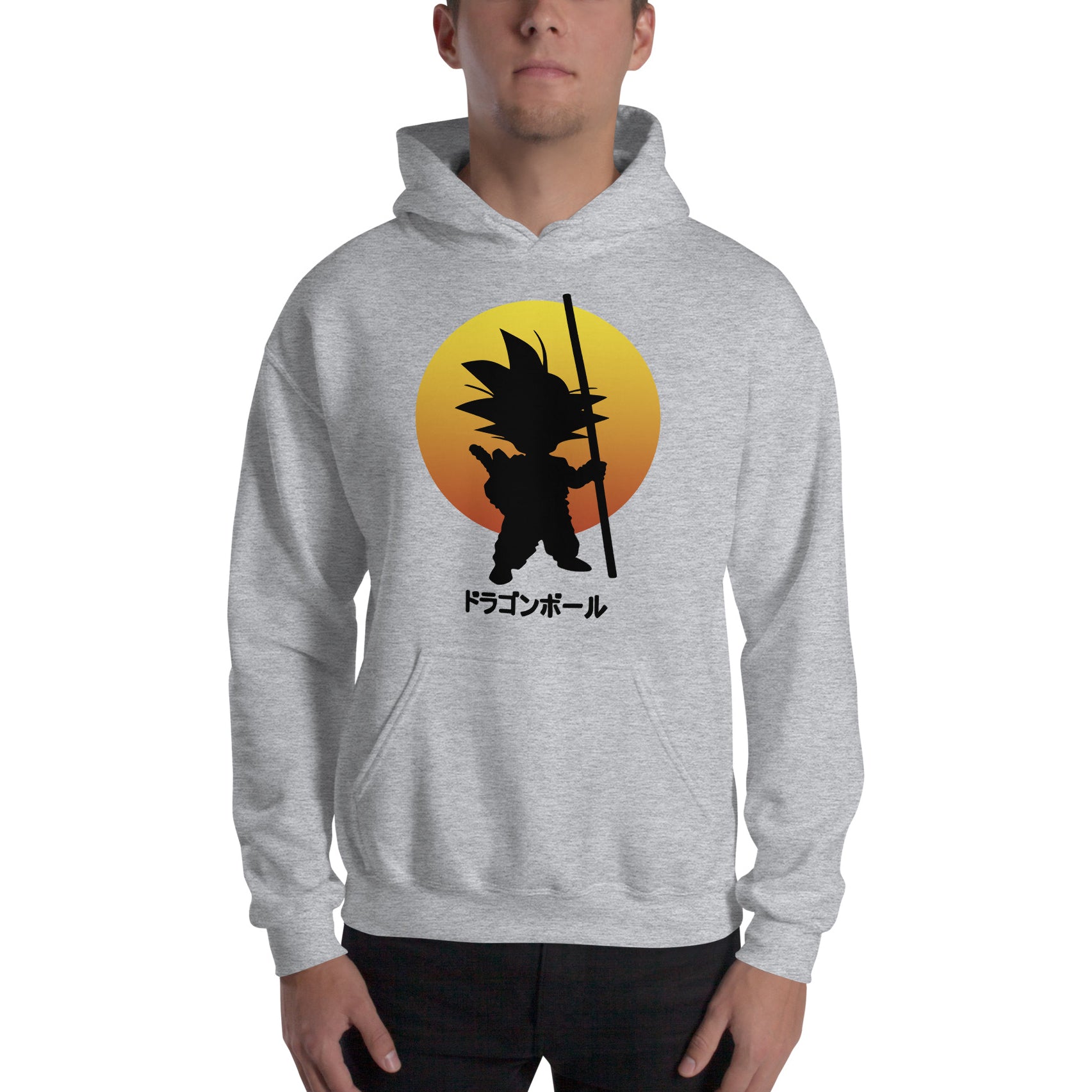 Sudadera con capucha con la silueta de Goku de Bola de Dragón delante del Sol. Color gris.