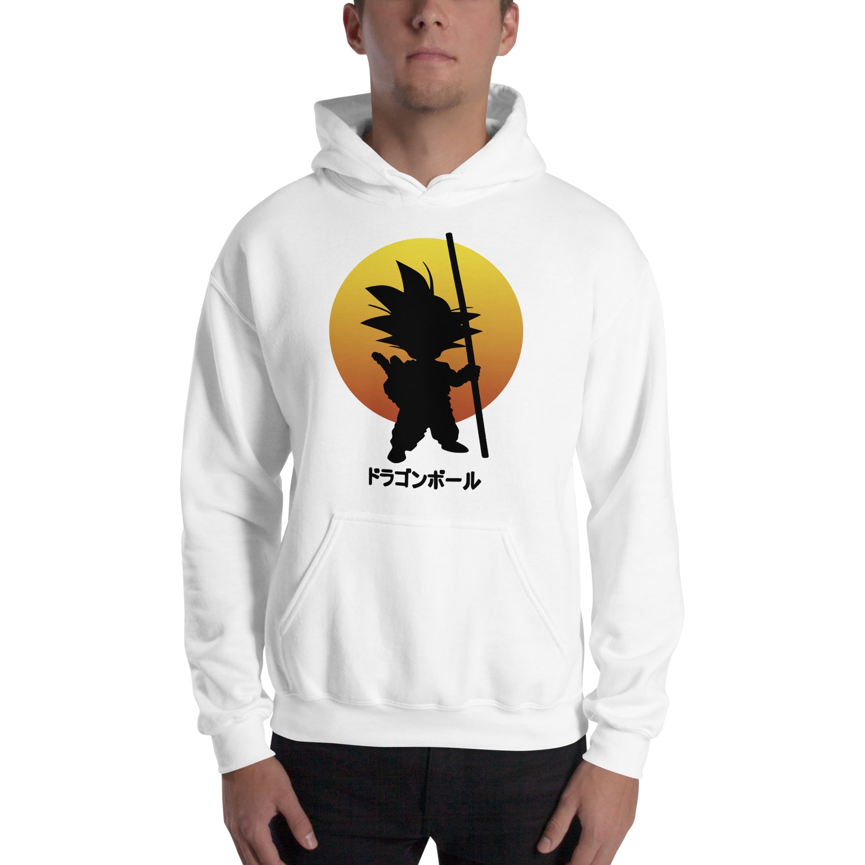 Sudadera con capucha con la silueta de Goku de Bola de Dragón delante del Sol. Color blanco.