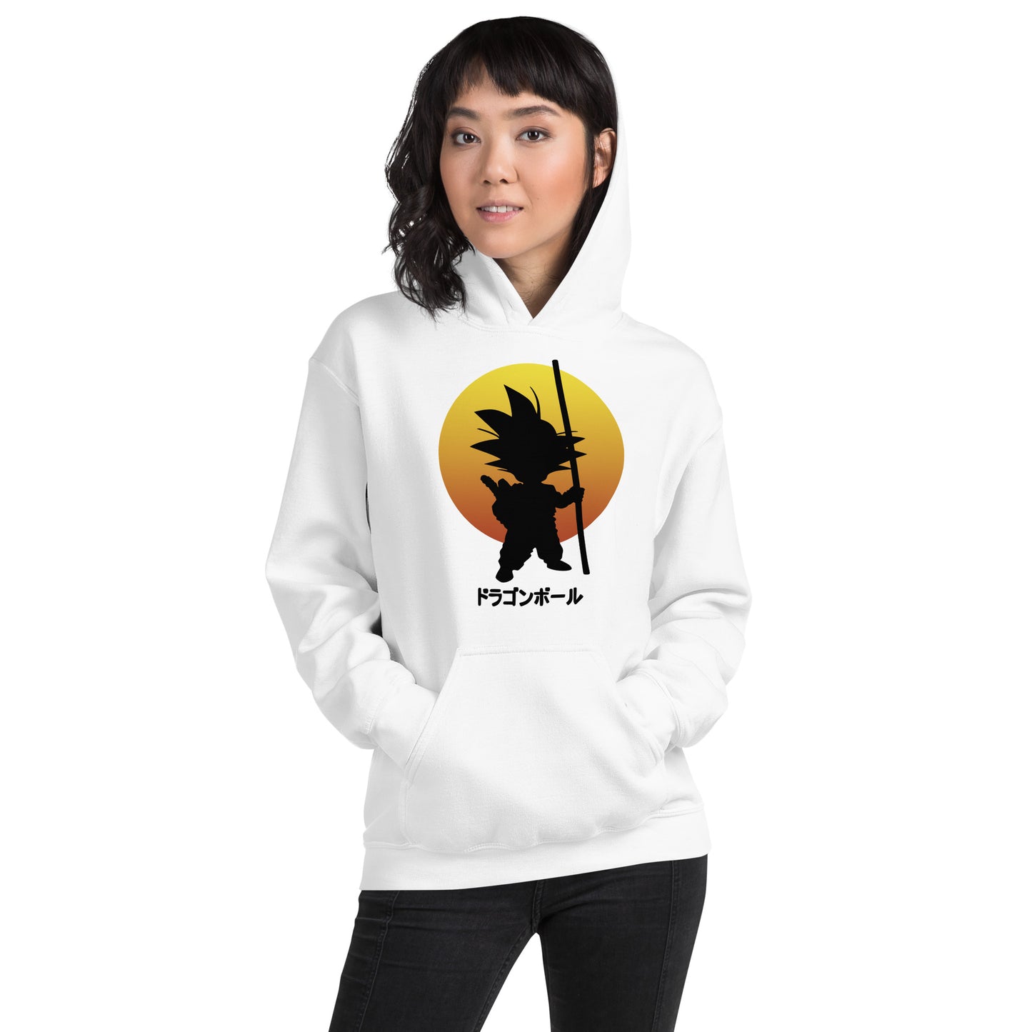 Sudadera con capucha con la silueta de Goku de Bola de Dragón delante del Sol. Color blanco.